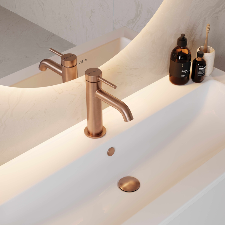 Minimax Round – Standard Basin Mixer Finish: Brushed bronze The updated VitrA Minimax tap range delivers a steady 5 L/min flow rate for efficient water use and smooth, ergonomic control. Designed for tool-free installation in just 15 seconds, each tap combines easy fitting with proven VitrA quality, long-term durability, and a 5-year warranty. A4353224VUK